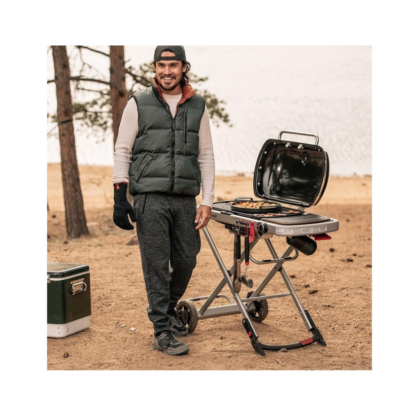 Преносимо барбекю на газ Weber Traveler WB 9010075, 3.5 kW, 63.5x34.3 cm, Емайлирани с порцелан чугунени скари, Горелка от неръждаема стомана, 2 колела, Черен/сребрист