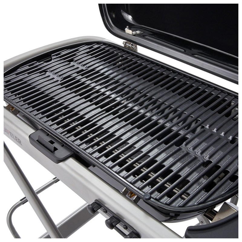Преносимо барбекю на газ Weber Traveler WB 9010075, 3.5 kW, 63.5x34.3 cm, Емайлирани с порцелан чугунени скари, Горелка от неръждаема стомана, 2 колела, Черен/сребрист