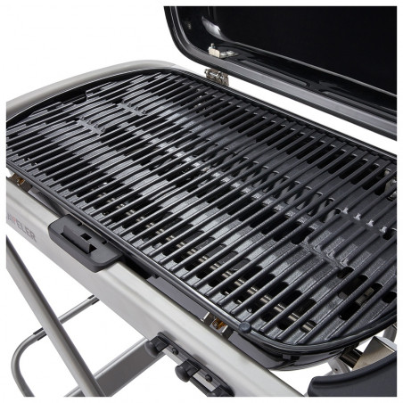 Преносимо барбекю на газ Weber Traveler WB 9010075, 3.5 kW, 63.5x34.3 cm, Емайлирани с порцелан чугунени скари, Горелка от неръждаема стомана, 2 колела, Черен/сребрист