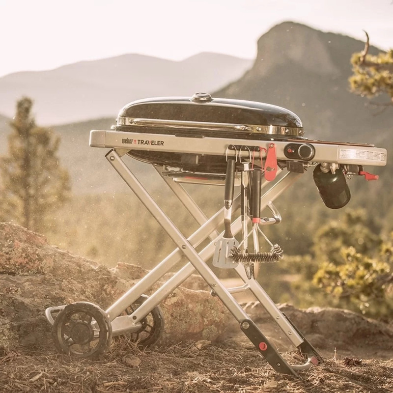 Преносимо барбекю на газ Weber Traveler WB 9010075, 3.5 kW, 63.5x34.3 cm, Емайлирани с порцелан чугунени скари, Горелка от неръждаема стомана, 2 колела, Черен/сребрист