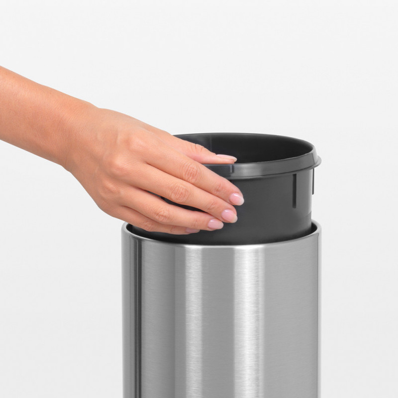 Кош за боклук Brabantia Touch Bin 647210, 3 л, Плавно и безшумно отваряне, Стенен монтаж, Брилянтен инокс