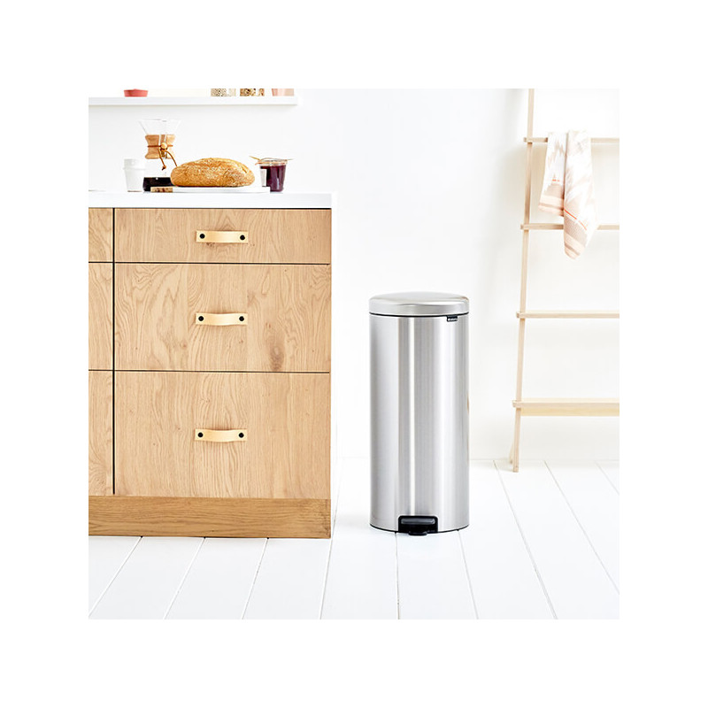 Кош за боклук с педал Brabantia NewIcon 649061, 30 л, Плавно затваряне, Противоплъзгаща основа, Устойчив на пръстови отпечатъци, Инокс/Мат