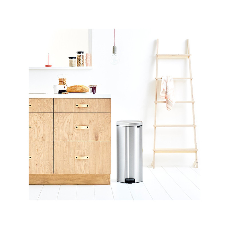 Кош за боклук с педал Brabantia NewIcon 649061, 30 л, Плавно затваряне, Противоплъзгаща основа, Устойчив на пръстови отпечатъци, Инокс/Мат
