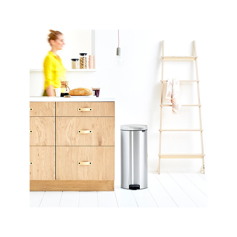 Кош за боклук с педал Brabantia NewIcon 649061, 30 л, Плавно затваряне, Противоплъзгаща основа, Устойчив на пръстови отпечатъци, Инокс/Мат