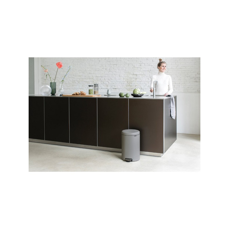Кош за боклук с педал Brabantia NewIcon 1001091, 20 л, Плавно затваряне, Противоплъзгаща основа, Минерално покритие, Сив
