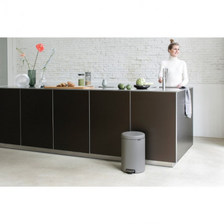 Кош за боклук с педал Brabantia NewIcon 1001091, 20 л, Плавно затваряне, Противоплъзгаща основа, Минерално покритие, Сив