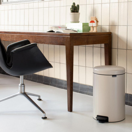 Кош за боклук с педал Brabantia NewIcon 1005535, 20 л, Плавно затваряне, Противоплъзгаща основа, Бежов