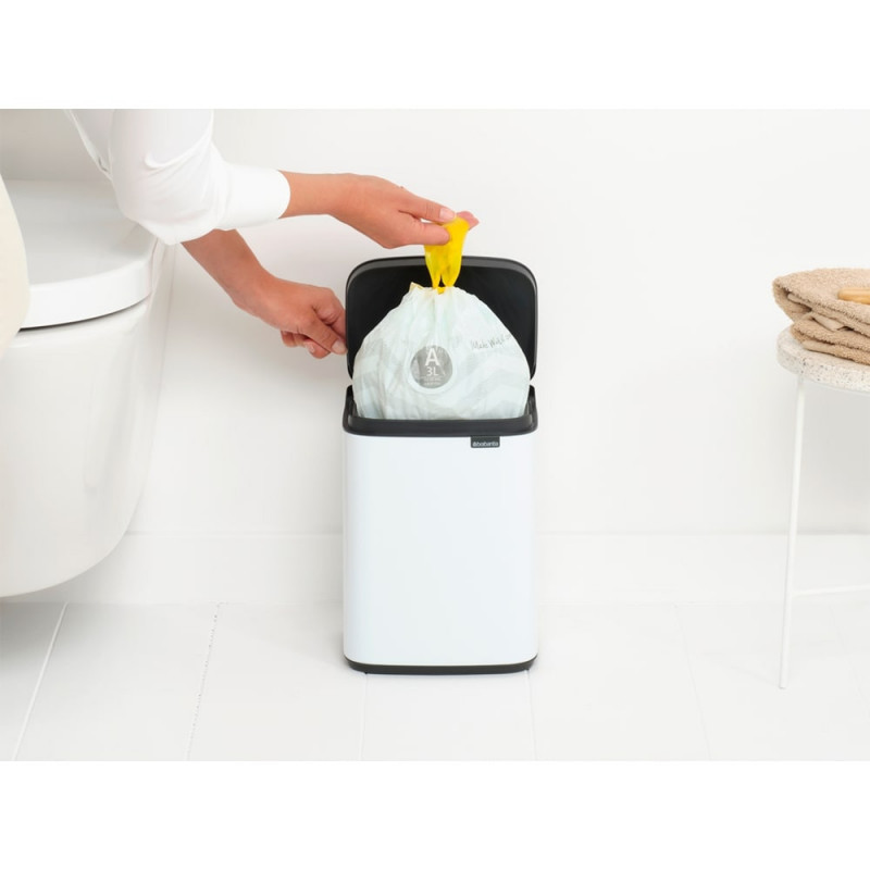 Кош за боклук Brabantia Bo Small 1006621, 4 л, Плавно и безшумно отваряне, Противоплъзгаща основа, Бял