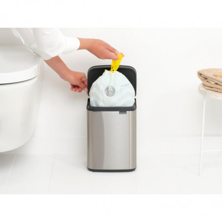 Кош за боклук Brabantia Bo Small 1006625, 4 л, Плавно и безшумно отваряне, Противоплъзгаща основа, Устойчив на пръстови отпечатъци, Инокс/Мат