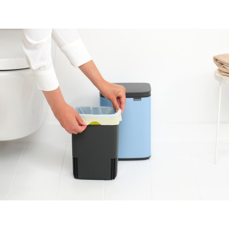 Кош за боклук Brabantia Bo Small 1006626, 4 л, Плавно и безшумно отваряне, Противоплъзгаща основа, Светлосин