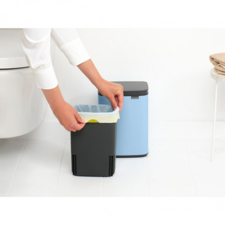 Кош за боклук Brabantia Bo Small 1006626, 4 л, Плавно и безшумно отваряне, Противоплъзгаща основа, Светлосин