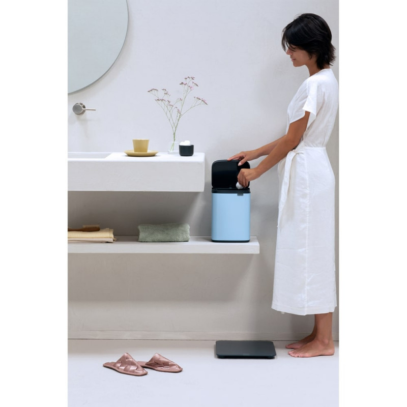 Кош за боклук Brabantia Bo Small 1006626, 4 л, Плавно и безшумно отваряне, Противоплъзгаща основа, Светлосин