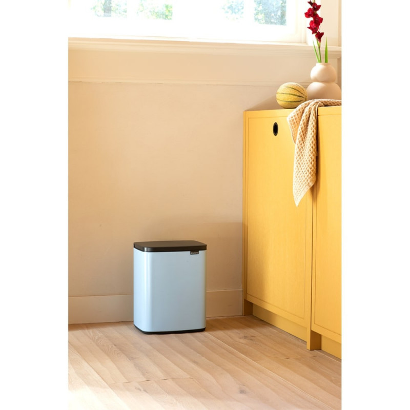 Кош за боклук Brabantia Bo Small 1006637, 12 л, Безшумно и плавно отваряне, Противоплъзгаща основа, Светлосин