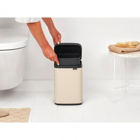 Кош за боклук Brabantia Bo Small 1008865, 4 л, Плавно и безшумно отваряне, Противоплъзгаща основа, Бежов