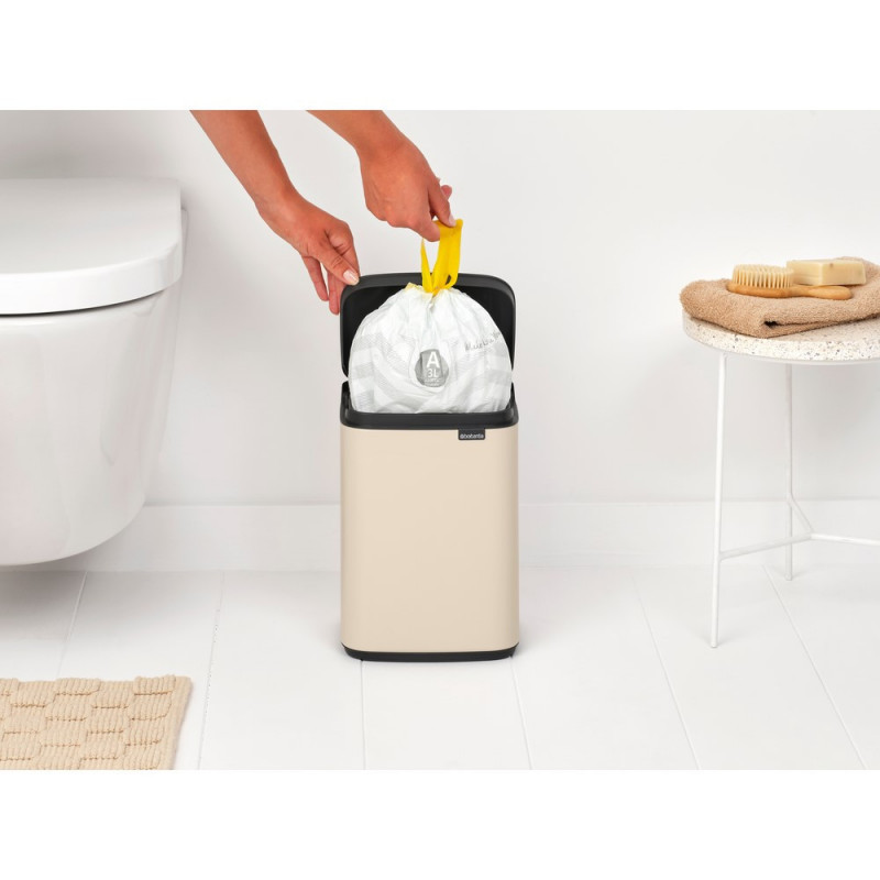Кош за боклук Brabantia Bo Small 1008865, 4 л, Плавно и безшумно отваряне, Противоплъзгаща основа, Бежов