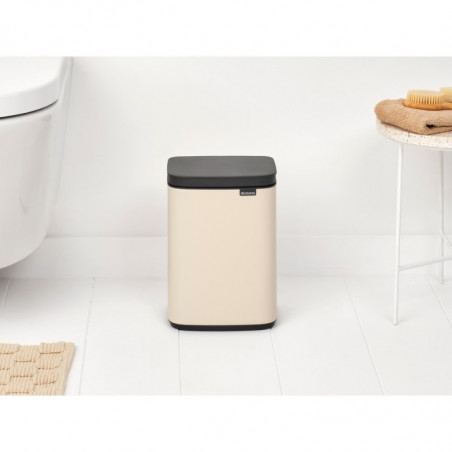 Кош за боклук Brabantia Bo Small 1008865, 4 л, Плавно и безшумно отваряне, Противоплъзгаща основа, Бежов