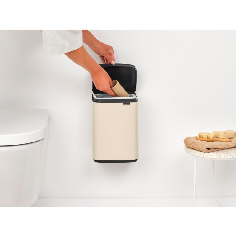 Кош за боклук Brabantia Bo Small 1008865, 4 л, Плавно и безшумно отваряне, Противоплъзгаща основа, Бежов