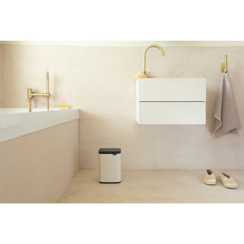 Кош за боклук Brabantia Bo Small 1008865, 4 л, Плавно и безшумно отваряне, Противоплъзгаща основа, Бежов