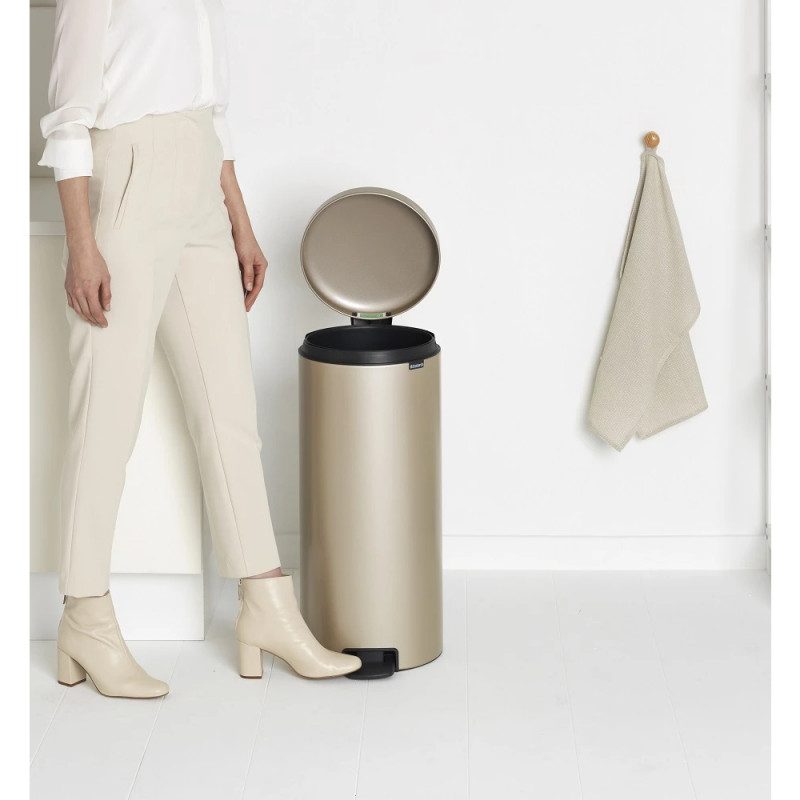 Кош за боклук с педал Brabantia NewIcon 1003209, 30 л, Плавно затваряне, Противоплъзгаща основа, Златен металик