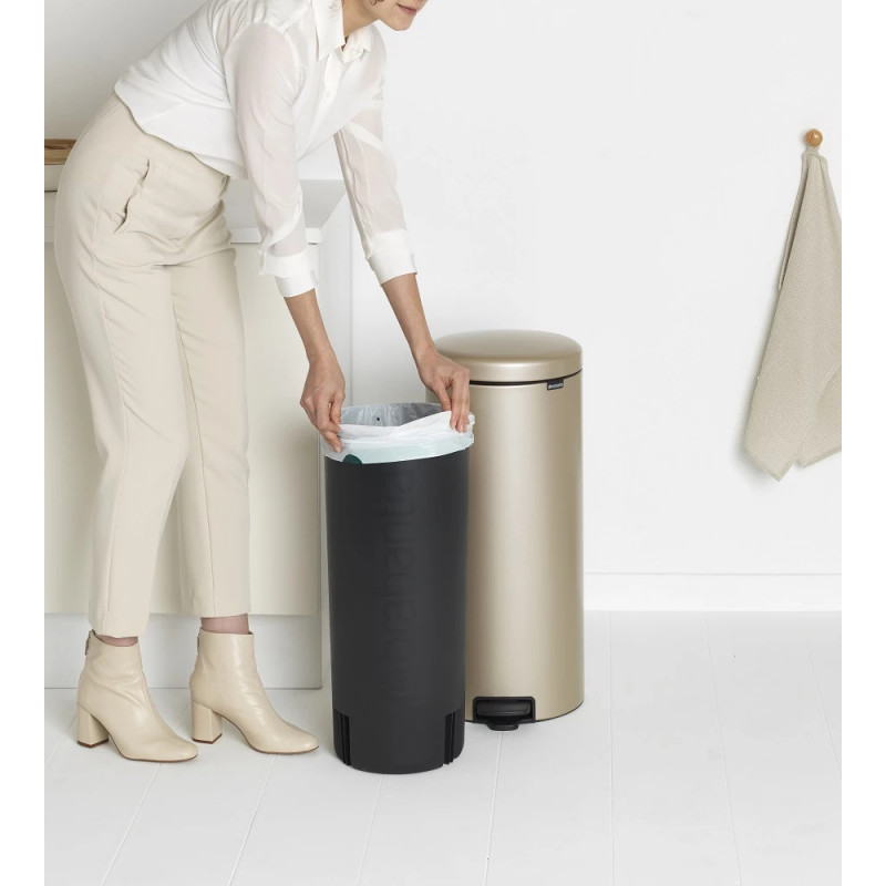 Кош за боклук с педал Brabantia NewIcon 1003209, 30 л, Плавно затваряне, Противоплъзгаща основа, Златен металик