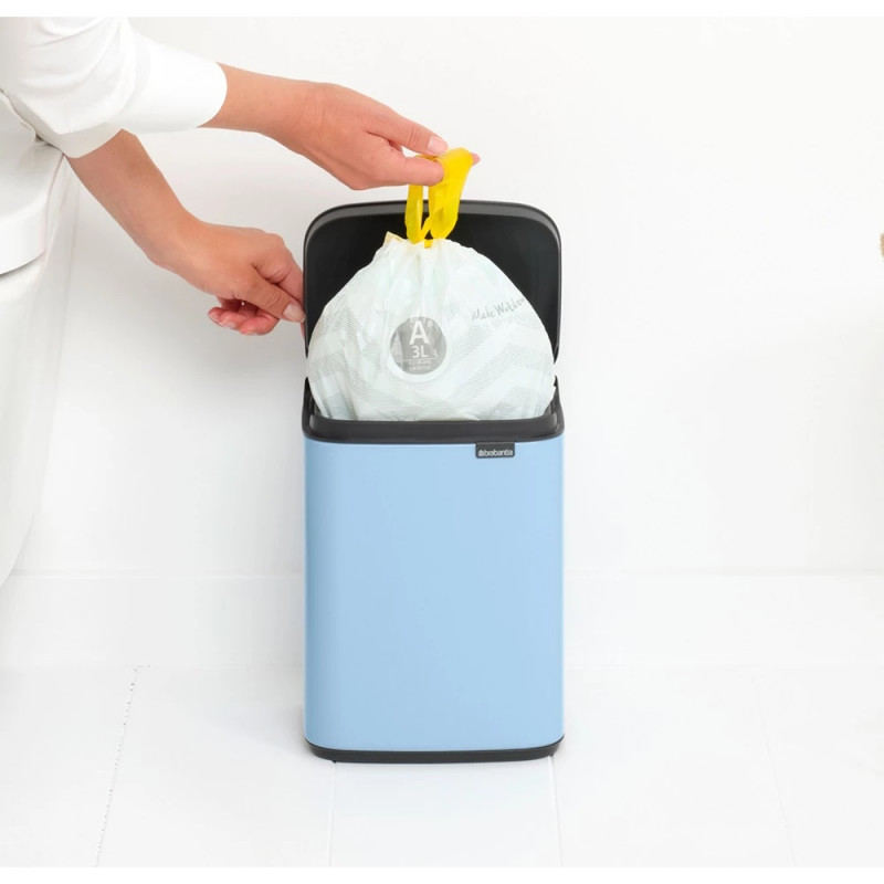 Кош за боклук Brabantia Bo Small 1006626, 4 л, Плавно и безшумно отваряне, Противоплъзгаща основа, Светлосин