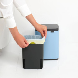 Кош за боклук Brabantia Bo Small 1006626, 4 л, Плавно и безшумно отваряне, Противоплъзгаща основа, Светлосин
