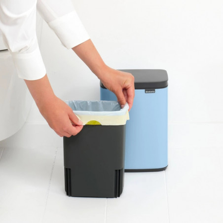 Кош за боклук Brabantia Bo Small 1006626, 4 л, Плавно и безшумно отваряне, Противоплъзгаща основа, Светлосин