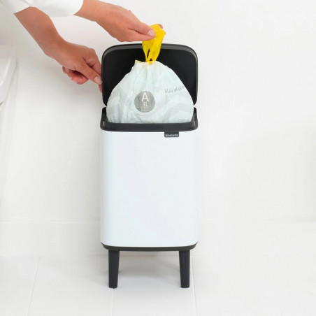 Кош за боклук Brabantia Bo Small Hi 1006639, 4 л, Повдигнат, Плавно и безшумно отваряне, Противоплъзгаща основа, Бял