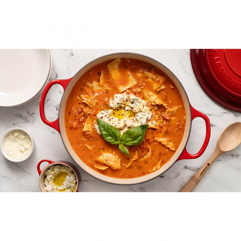 Чугунена тенджера Le Creuset 24147260912, 5.6 л, 26 см, До 260C, Емайлно покритие, Индукция, Фурна, Червен