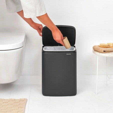 Кош за боклук Brabantia Bo Small 1008870, 12 л, Безшумно и плавно отваряне, Противоплъзгаща основа, Минерално покритие, Тъмносив