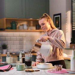 Електрическа кана Russell Hobbs Calm Kettle 27450-70, 2400W, 1.7 л, 40-100°C, Quiet Boil, Сензорни бутони, Звукови сигнали, 6 променящи се цветове, Защити, Без BPA и PFAS, Бял/златист