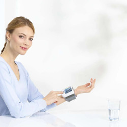 Апарат за кръвно налягане Beurer BC 44, Индикатор за аритмия и риск, Памет чрез приложение, 2 x AAA, 14-19.5 см, Бял