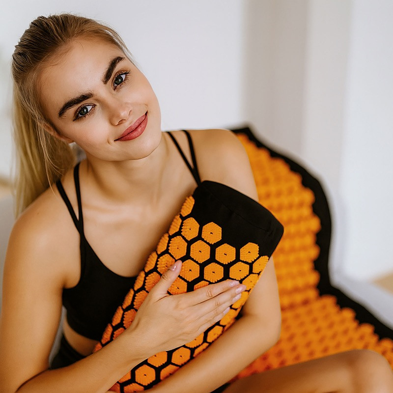 Постелка за акупресура Medivon Chronos, 23х48 см, Хипоалергенна, Подобряване на кръвообращението и съня, Облекчаване на мускулно напрежение, +Чанта, Черен/оранжев