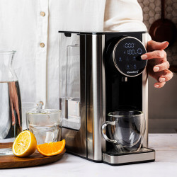 Диспенсър за гореща вода Klausberg KB 7880, 2600W, 2.7l, 40-100°C, 7 темп, Сензорен LED дисплей, Защита от деца, Памет настройки, Инокс/черен