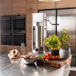 Машина за пълнене на колбаси Klausberg KB 7930, 5 кг, Ръчна, 4 стоманени накрайника, Клапан за обезвъздушаване, Подвижен цилиндър, Инокс