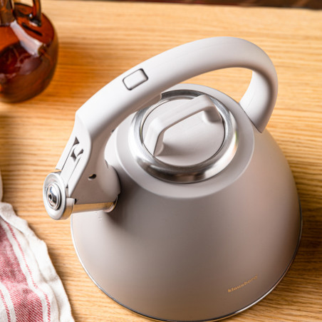 Свирещ чайник Klausberg KB 7953, 2.5 л, Неръждаема стомана, Топлоизолирана дръжка, Индукция, Бежов