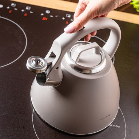 Свирещ чайник Klausberg KB 7953, 2.5 л, Неръждаема стомана, Топлоизолирана дръжка, Индукция, Бежов