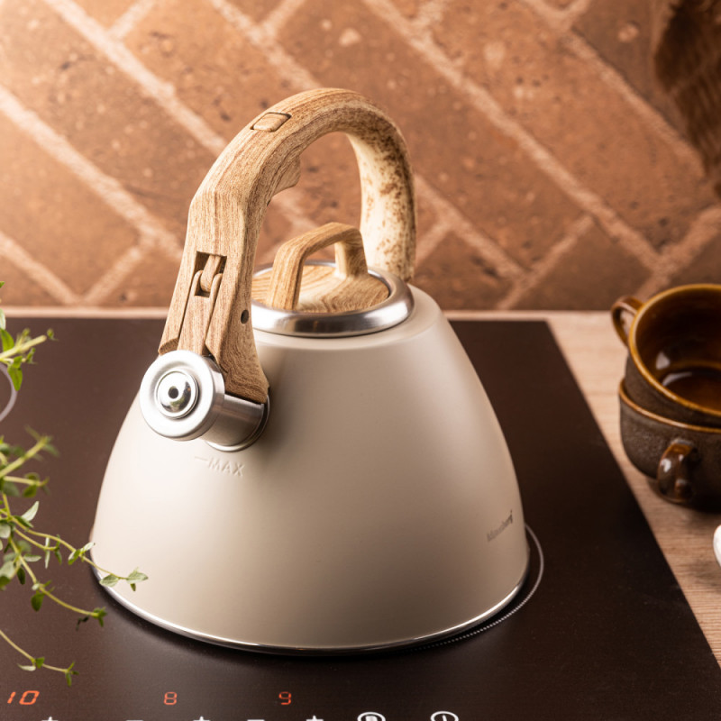 Свирещ чайник Klausberg KB 7954, 2.5 л, Неръждаема стомана, Топлоизолирана дръжка с дървесен ефект, Индукция, Бежов/кафяв