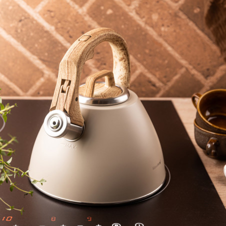 Свирещ чайник Klausberg KB 7954, 2.5 л, Неръждаема стомана, Топлоизолирана дръжка с дървесен ефект, Индукция, Бежов/кафяв