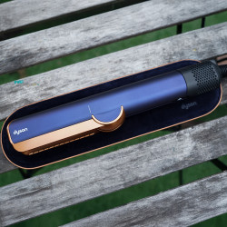 Преса за коса Dyson HT01 Airstrait Bco/Dbu, 1600W, 140°C, Йонизация, 6 нива на темп, Щадяща косата, Медно покритие, LCD, Син/меден