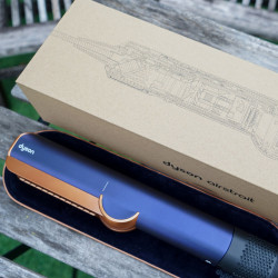 Преса за коса Dyson HT01 Airstrait Bco/Dbu, 1600W, 140°C, Йонизация, 6 нива на темп, Щадяща косата, Медно покритие, LCD, Син/меден