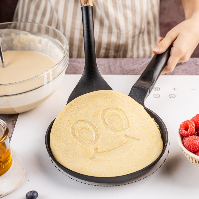 Тиган за палачинки Klausberg KB 7971, 18 см, Релефно дъно с усмивка, Незалепващо покритие, Без PFOA, Индукция, Черен