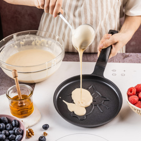 Тиган за палачинки Klausberg KB 7973, 18 см, Релефно дъно с котенце, Незалепващо покритие, Без PFOA, Индукция, Черен