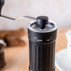 Ръчна кафемелачка Kinghoff KH 2002, 30 г, Керамичен механизъм, Безстепенно регулиране на фиността на смилане, Черен