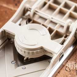 Ренде за зеленчуци Kinghoff KH 2006, Регулируема дебелина, V-образни остриета, Жулиен 5 мм, Бежов/Сив