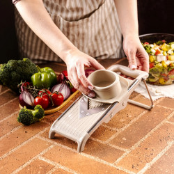 Ренде за зеленчуци Kinghoff KH 2006, Регулируема дебелина, V-образни остриета, Жулиен 5 мм, Бежов/Сив