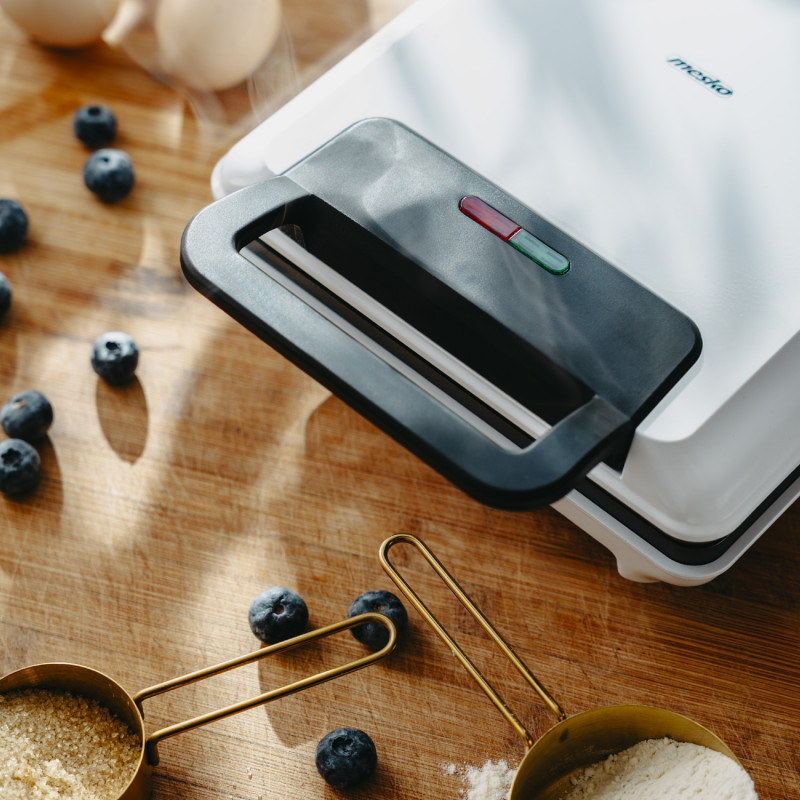 Гофретник Mesko MS 3091, 1800W, Незалепващо покритие, 2 плочи, Неплъзгащи се крачета, Бял