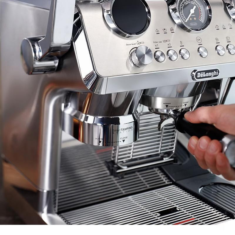 Еспресо машина DeLonghi EC9885.M La Specialista Maestro, 1450W, 19 bar, 2.5 л, 5 темп, 15 нива на смилане, Thermoblock, My LatteArt, LatteCrema, Сребрист