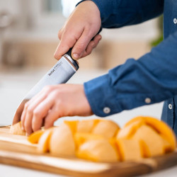 Кухненски нож Tefal K297S244, 20 см, Неръждаема стомана, Поставка с вградено точило, Предпазител за пръсти, Черен