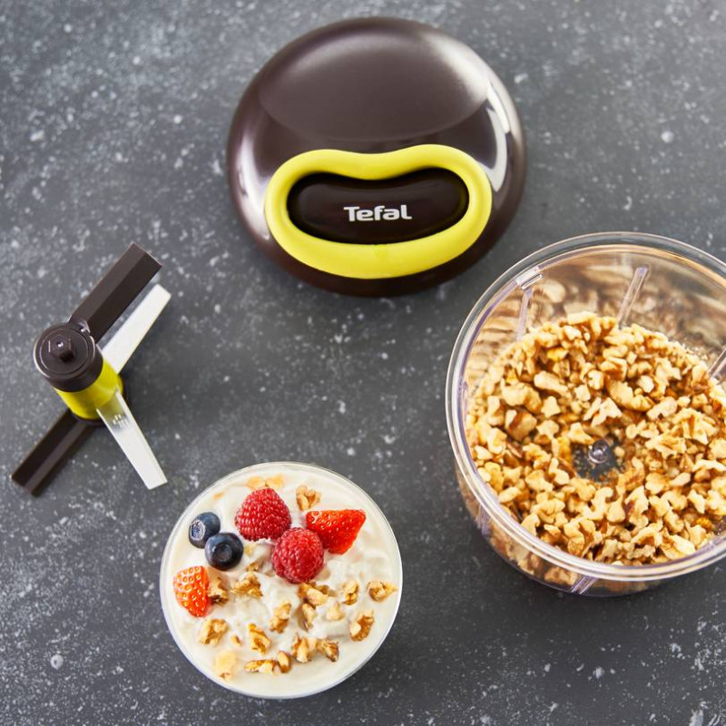 Ръчен чопър с въже Tefal K1320404, 0.9 л, Автоматично прибиране на въжето, 2 стоманени остриета, Заключване на капака, Черен/зелен